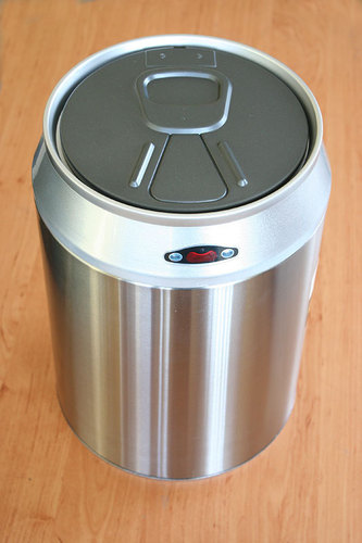 кош със сензор за отваряне на капак 