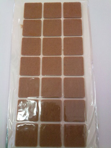 Залепваща мека подложка-лепенка за мебели модел 30х30 мм