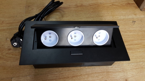 Черен разклонител за вграждане в плот