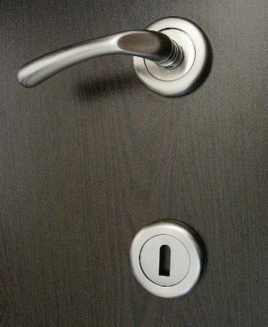 Дръжка за Врата с Розетка Сатен - Ключ