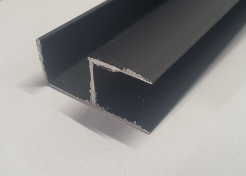 У образна кант дръжка в черен мат за гардероби с плъзгащи врати